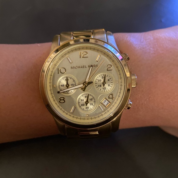 Michael Kors Women’s MK5055 Runway Gold-tone watch - Picture 2 of 4